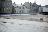 Kronobergsgatan, Växjö. Kvarteret Nordstjärnan. I förgrunden en tom (riven) yta i kvarteret Gunnar Gröpe.
Färgfoto, ca 1970.