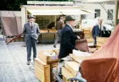 Torgdag på Stortorget, Växjö. I bakgrunden skymtar residenset. 
Färgfoto, ca 1965.