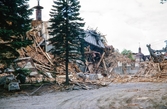 Rivning av Växjö högre allmänna läroverk. I bakgrunden skymtar ett av bostadshusen längs Parkgatan 
(som också revs senare).
Färgfoto 1966.