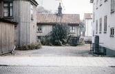 Gårdshus på Västergatan 12, Växjö, hörnet Västergatan/Norrgatan. 
Färgfoto ca 1960.