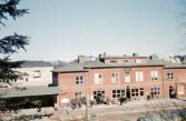 Järnvägsstationen, Växjö, från Museiparken. I bakgrunden skymtar man bl a den nya fastigheten i hörnet Norra Järnvägsgatan/Kungsgatan.
Färgfoto ca 1960.