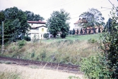 Villa Eka vid Ingelstadsvägen. I bakgrunden syns Östregårdsskolan. 
Färgfoto ca 1955.