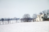 Villa Eka vid Ingelstadsvägen. I bakgrunden, tvärs över sjön, syns lasarettet och Växjö läroverk
Färgfoto ca 1958.