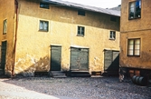 Bostadshus och bodlänga på en innergård, Växjö. Kv. Nordstjärnan (?). 
Färgfoto ca 1958.