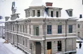 Hörnhuset Kronobergsgatan/Nygatan i kvarteret Gunnar Gröpe, är förberett för rivning.
Färgfoto ca 1967.