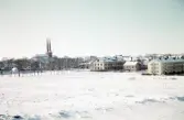 Utsikt från Östrabo (ladugårdsbacken) mot bl a Norrtullskolan och domkyrkan en kall vinterdag.
Färgfoto ca 1960.