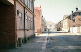 Norrgatan mot väster. I bakgrunden ser man en del av Teatertorget och Växjö teater. 
Färgfoto ca 1965.