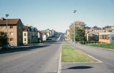 Den nyanlagda Fagrabäcksvägen med fortsättningen Norra Esplanaden, västerut. Till höger syns den nya brandstationen.
Färgfoto ca 1970.