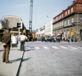 Storgatan i korsningen mot Kungsgatan. En militärorkester tågar fram. Till vänster syns bl a elmontör Wilbert Lönnblad.
