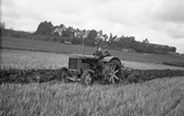 Plöjning med traktor i Rönneberga, 1949