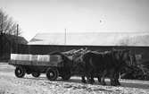 Isblock som hämtats vid Hjälmarsnäs och hem till David Eriksson i Bärsta, 1940-tal