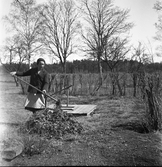 Maja arbetare i trädgården 1940-tal