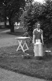 Maja med mjölkflaska hemma i Karlstorp, 1940-tal
