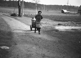 Maja Karlsson med mjölkkärra, 1940-tal