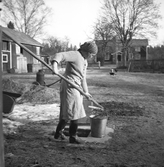 Maja hämtar vatten ur gårdsbrunnen, 1940-tal