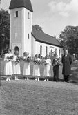 Konfirmander och präst vid Norrbyås kyrka, 1940-tal