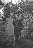 Maja med väninna i den blommande trädgården i Karlstorp, 1940-tal