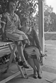 Maja med väninna på verandan i Karlstorp, 1940-tal