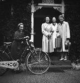 Gruppfoto på trappen till Karlstorp, 1940-tal