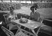 Fika i trädgården vid Karlstorp, 1940-tal