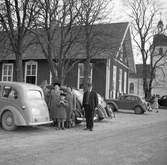 Grupp vid Stora Mellösa kyrka, 1940-tal