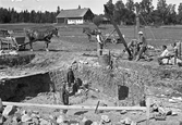 Grävning av husgrund vid Karlstorp, 1940-tal