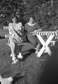 Birgit med väninna i trädgården, 1940-tal