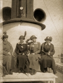 Fyra kvinnor på ångbåt i Frankrike, 1919