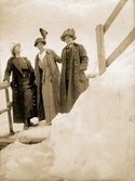 Tre välklädda kvinnor i snöigt landskap, 1919