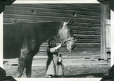 Mary Gripenstedt håller en häst, ca 1930