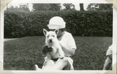 Mary med en hund i knät, ca 1932