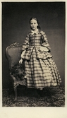 Porträtt av fröken Ingeborg Bonde med hund, ca 1870