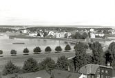 Vy från domkyrkan över gamla idrottsplatsen, Malmfjärden och Ängö.