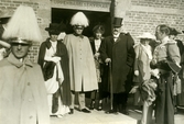 Personer i paraduniform i porten till Uppenbarelsekyrkan i Nacka, 1920