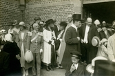 I väntan på brudparet Gripenstedt utanför Uppenbarelsekyrka i Nacka, 1920