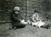 Mary och Johan med hundvalpar, 1920-tal