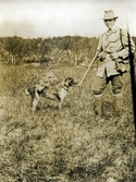 Carl Gripenstedt på jakt med sin hund, ca 1925