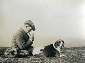 Rökande jägare med hund i svenska fjällen, ca 1925