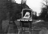 Mary Gripenstedt i barnvagn medan brodens Johan står bredvid, 1926