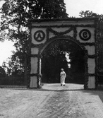 Hedvig Nordenfalk i bröllopsportalen på Färna herrgård, 1920