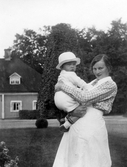 Kvinna med barn i famnen, 1925