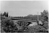 Ny bro över Jokksbäcken (Jokksjaurebäcken) 1,7 km O Forsbäck, väg 361 Stensele - Tärna. Idag E12.