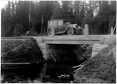 Vägbro över Oxsjöbäcken, vid Oxsjön. Väg 254 Fredrika - Åsele. Idag Riksväg 92.