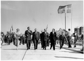 Invigning av vägbro mellan Bergnäset och Luleå. Hans Kungliga Höghet Prins Bertil promenerar över den nya bron med digniteter.