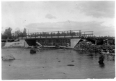 Vägbro över Skellefte älv, Lillströmmen (Uddjaure), vid Storholm (Storströmsholmen) söder om Arjeplog. Väg 609 Vaxholm - Arjeplog. Idag Länsväg 609 Norrbottens län.