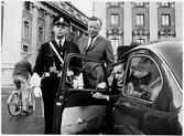 Kommunikationsminister Olof Palme (i bilen) och Högertrafikgeneral Lars Skiöld.