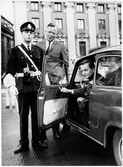 Kommunikationsminister Olof Palme (i bilen) och Högertrafikgeneral Lars Skiöld.