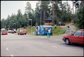 Rastplats med kioskvagn och naturstig.