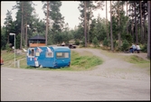 Rastplats med kioskvagn och naturstig.