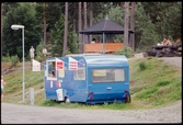 Rastplats med kioskvagn och naturstig.